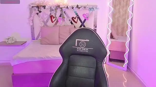 Snapshot of ZURY_TAY chatting on 09.21.25 ZURY TAY online show from 09.21.25