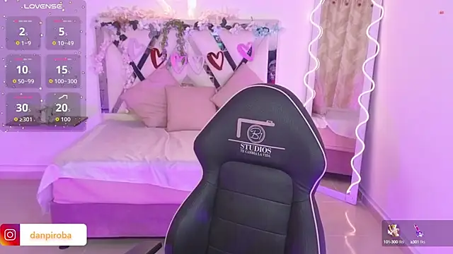 Snapshot of ZURY_TAY chatting on 09.22.25 ZURY TAY online show from 09.22.25