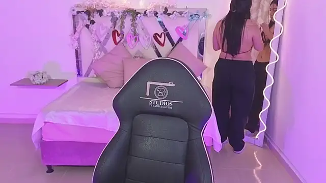 Snapshot of ZURY_TAY chatting on 09.23.25 ZURY TAY online show from 09.23.25