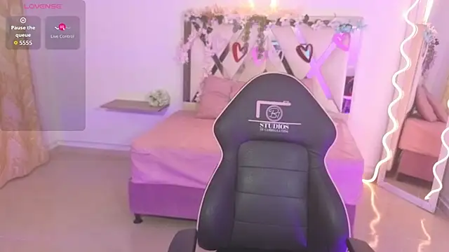 Snapshot of ZURY_TAY chatting on 09.26.25 ZURY TAY online show from 09.26.25