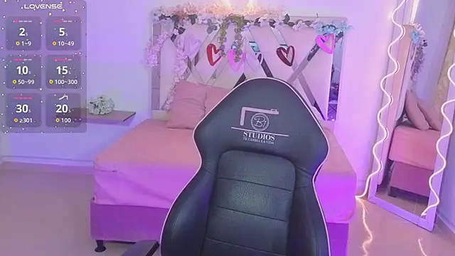 Snapshot of ZURY_TAY chatting on 09.27.25 ZURY TAY online show from 09.27.25