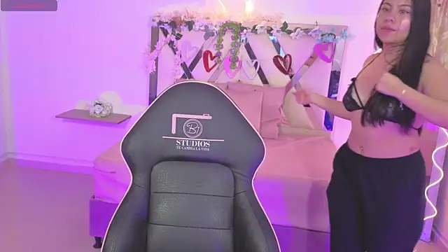 Snapshot of ZURY_TAY chatting on 10.02.25 ZURY TAY online show from 10.02.25