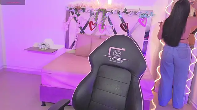 Snapshot of ZURY_TAY chatting on 10.03.25 ZURY TAY online show from 10.03.25