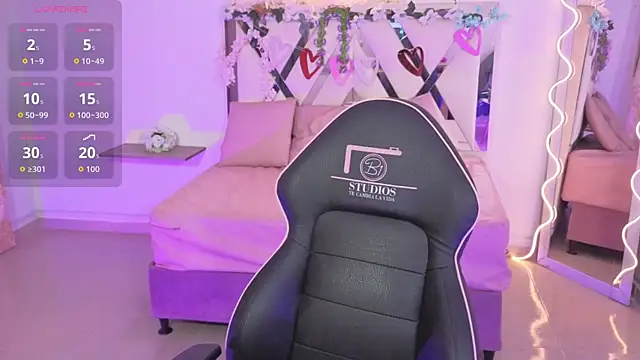 Snapshot of ZURY_TAY chatting on 10.07.25 ZURY TAY online show from 10.07.25