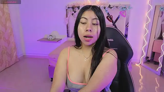 Snapshot of ZURY_TAY chatting on 10.08.25 ZURY TAY online show from 10.08.25