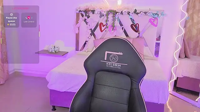 Snapshot of ZURY_TAY chatting on 10.10.25 ZURY TAY online show from 10.10.25