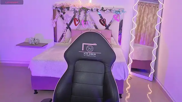 Snapshot of ZURY_TAY chatting on 10.16.25 ZURY TAY online show from 10.16.25