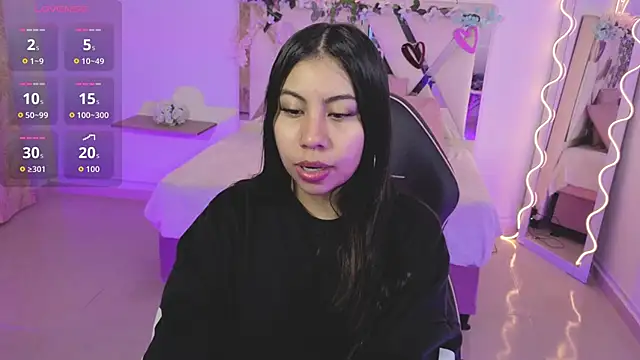 Snapshot of ZURY_TAY chatting on 10.18.25 ZURY TAY online show from 10.18.25