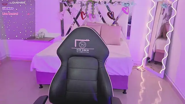 Snapshot of ZURY_TAY chatting on 10.23.25 ZURY TAY online show from 10.23.25