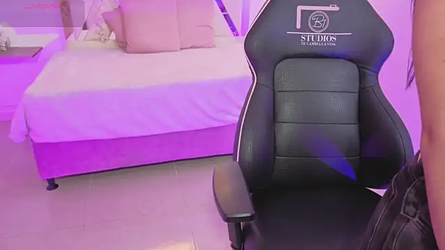 Snapshot of ZURY_TAY chatting on 10.25.25 ZURY TAY online show from 10.25.25