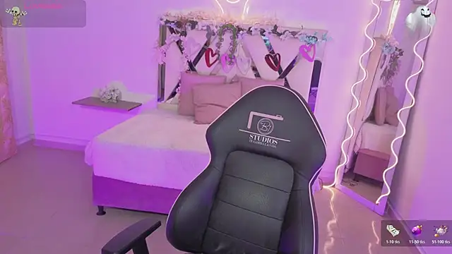 Snapshot of ZURY_TAY chatting on 10.30.25 ZURY TAY online show from 10.30.25