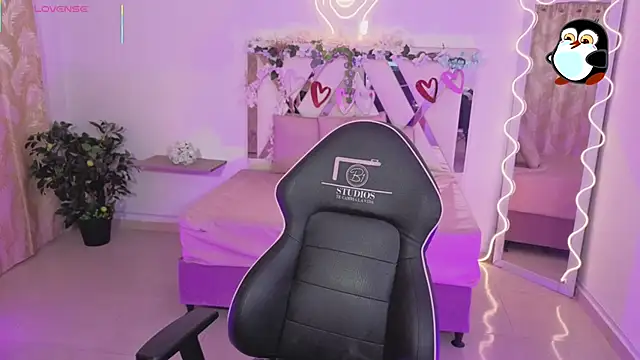 Snapshot of ZURY_TAY chatting on 11.23.25 ZURY TAY online show from 11.23.25