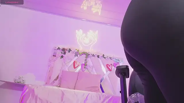 Snapshot of ZURY_TAY chatting on 11.26.25 ZURY TAY online show from 11.26.25