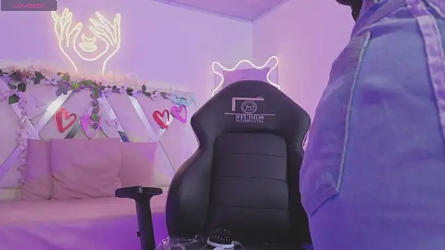 Snapshot of ZURY_TAY chatting on 11.29.25 ZURY TAY online show from 11.29.25