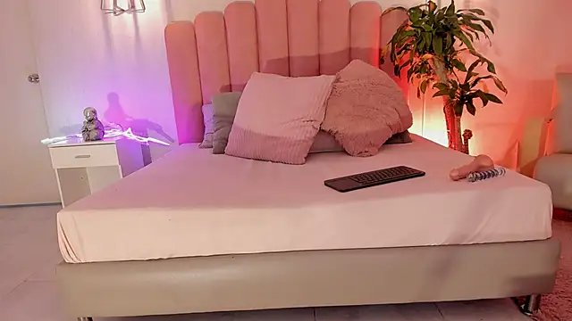 Snapshot of raven_black_ chatting on 10.10.25 raven black online show from 10.10.25