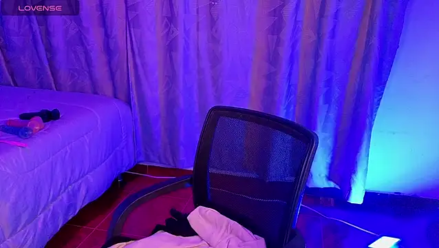 Snapshot of Eymmy_24 chatting on 12.16.25 Eymmy 24 online show from 12.16.25