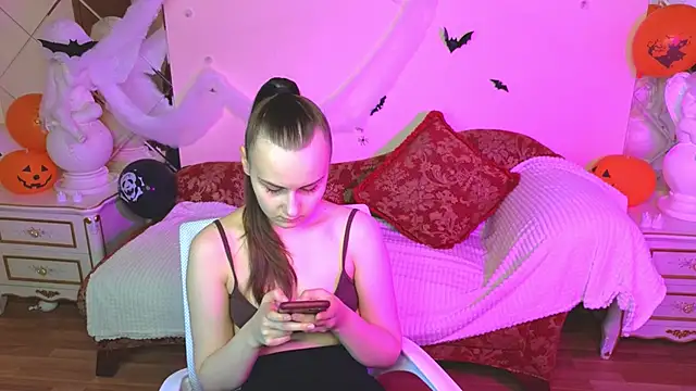 Snapshot of Kelly_Cartier chatting on 10.24.25 Kelly Cartier online show from 10.24.25