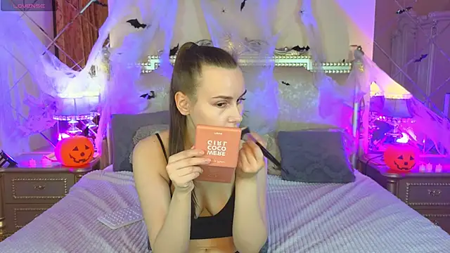 Snapshot of Kelly_Cartier chatting on 10.27.25 Kelly Cartier online show from 10.27.25