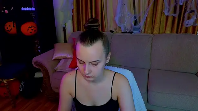 Snapshot of Kelly_Cartier chatting on 10.29.25 Kelly Cartier online show from 10.29.25