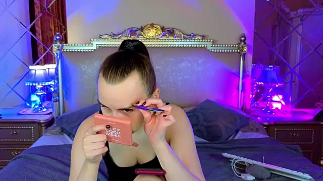 Snapshot of Kelly_Cartier chatting on 11.26.25 Kelly Cartier online show from 11.26.25