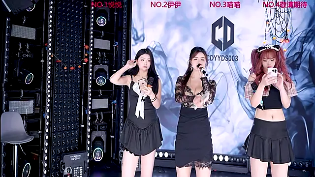 Snapshot of cdyyds001 chatting on 11.19.25 cdyyds001 online show from 11.19.25