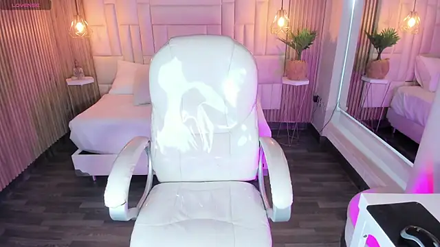 Snapshot of DulceGreem chatting on 11.28.25 DulceGreem online show from 11.28.25