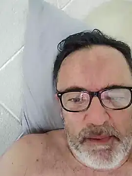 Snapshot of Txacas chatting on 12.17.25 Txacas online show from 12.17.25