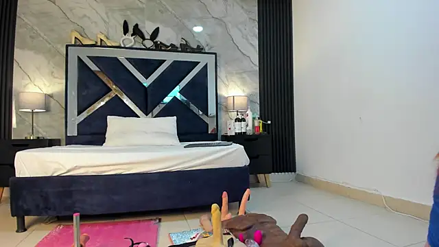 VanessaHard as online show from 11.29.25