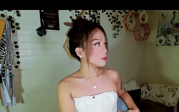 Snapshot of YourNikkieXxx chatting on 09.16.25 YourNikkieXxx online show from 09.16.25