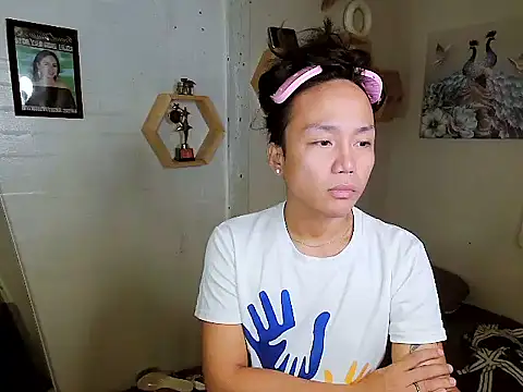 Snapshot of YourNikkieXxx chatting on 10.11.25 YourNikkieXxx online show from 10.11.25