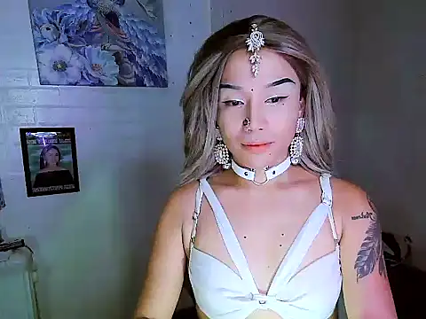 Snapshot of YourNikkieXxx chatting on 10.17.25 YourNikkieXxx online show from 10.17.25