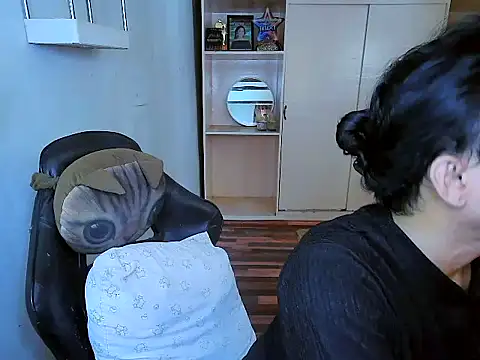 Snapshot of YourNikkieXxx chatting on 11.22.25 YourNikkieXxx online show from 11.22.25