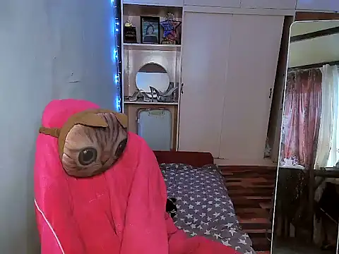 Snapshot of YourNikkieXxx chatting on 12.16.25 YourNikkieXxx online show from 12.16.25