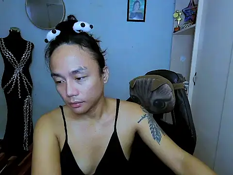 Snapshot of YourNikkieXxx chatting on 12.20.25 YourNikkieXxx online show from 12.20.25