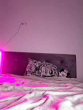 Snapshot of DragonFoxie chatting on 12.16.25 DragonFoxie online show from 12.16.25