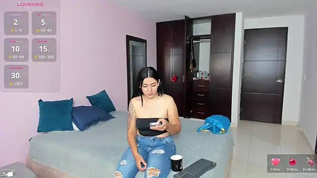 Snapshot of marianaandvalen chatting on 12.05.25 marianaandvalen online show from 12.05.25