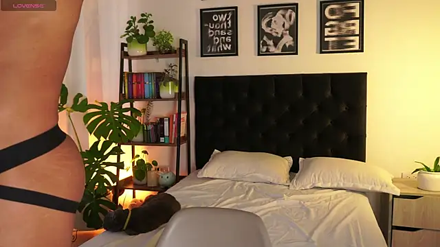 Snapshot of ErosWild_ chatting on 09.10.25 ErosWild online show from 09.10.25