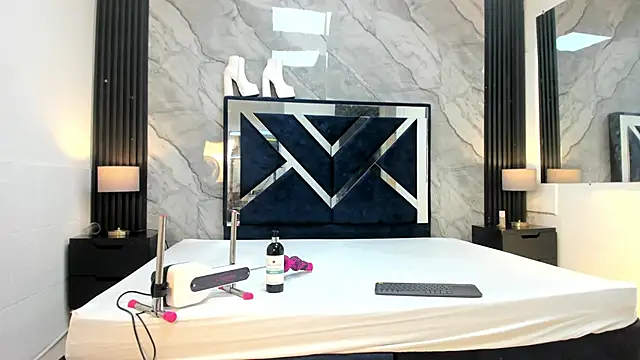 VioletRose as online show from 04.30.26