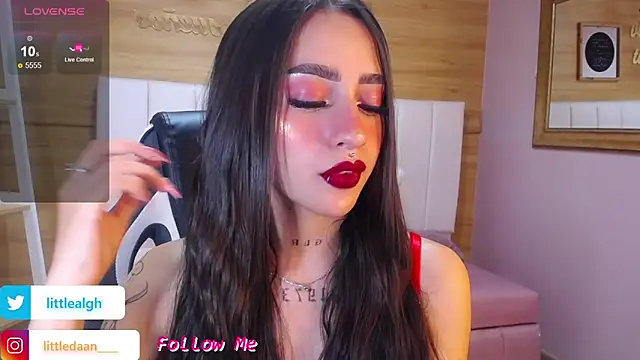 Abril Velvet a  online show from 10.03.25