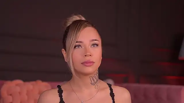 Snapshot of NickyBenz chatting on 12.19.25 NickyBenz online show from 12.19.25