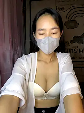 Snapshot of TiNa_04 chatting on 10.19.25 TiNa 04 online show from 10.19.25