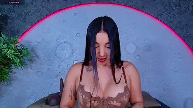 ReinaChloe online show from 04.29.26