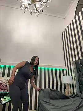 ReinaChloe online show from 06.10.26