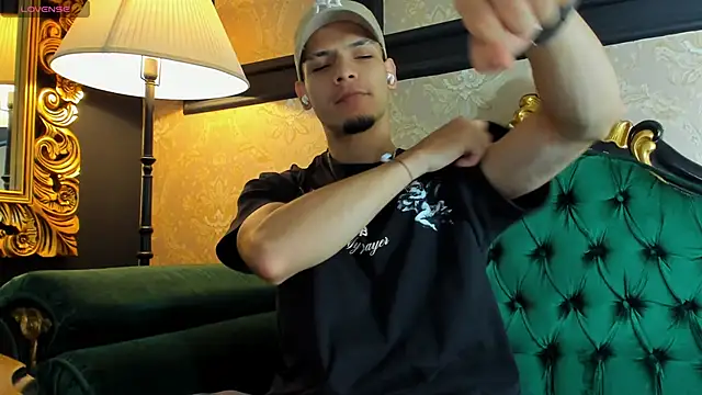 Snapshot of AlessandroKiing chatting on 05.11.26 AlessandroKiing online show from 05.11.26