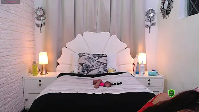 Snapshot of TrixySductress chatting on 10.21.25 TrixySductress online show from 10.21.25