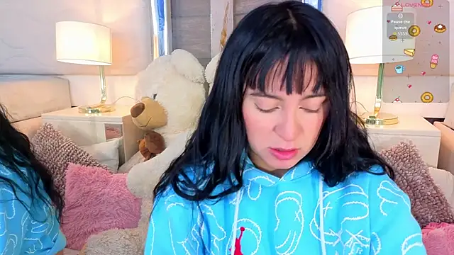 Snapshot of MeganAdamms chatting on 10.03.25 MeganAdamms online show from 10.03.25