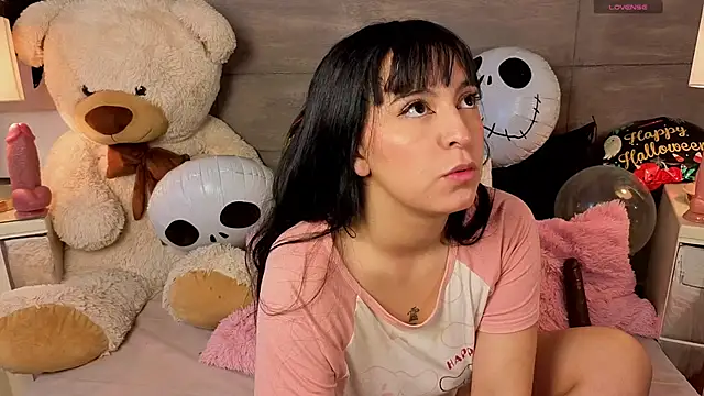 Snapshot of MeganAdamms chatting on 10.17.25 MeganAdamms online show from 10.17.25