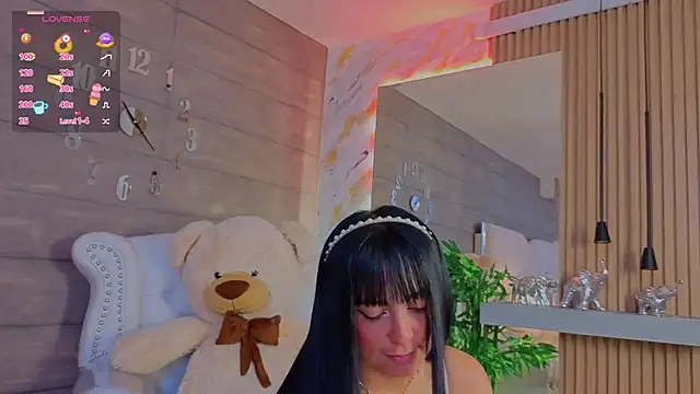 Snapshot of MeganAdamms chatting on 11.30.25 MeganAdamms online show from 11.30.25