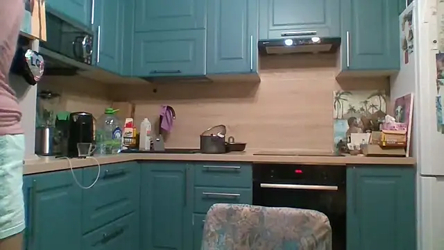 Snapshot of ALICAINWONDERLAND chatting on 12.17.25 ALICAINWONDERLAND online show from 12.17.25