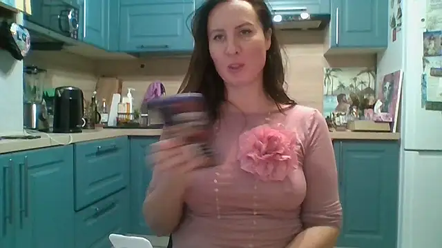 Snapshot of ALICAINWONDERLAND chatting on 12.19.25 ALICAINWONDERLAND online show from 12.19.25